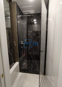 clients and partners2-Линейная душевая с распашной дверью и одним неподвижным стеклом